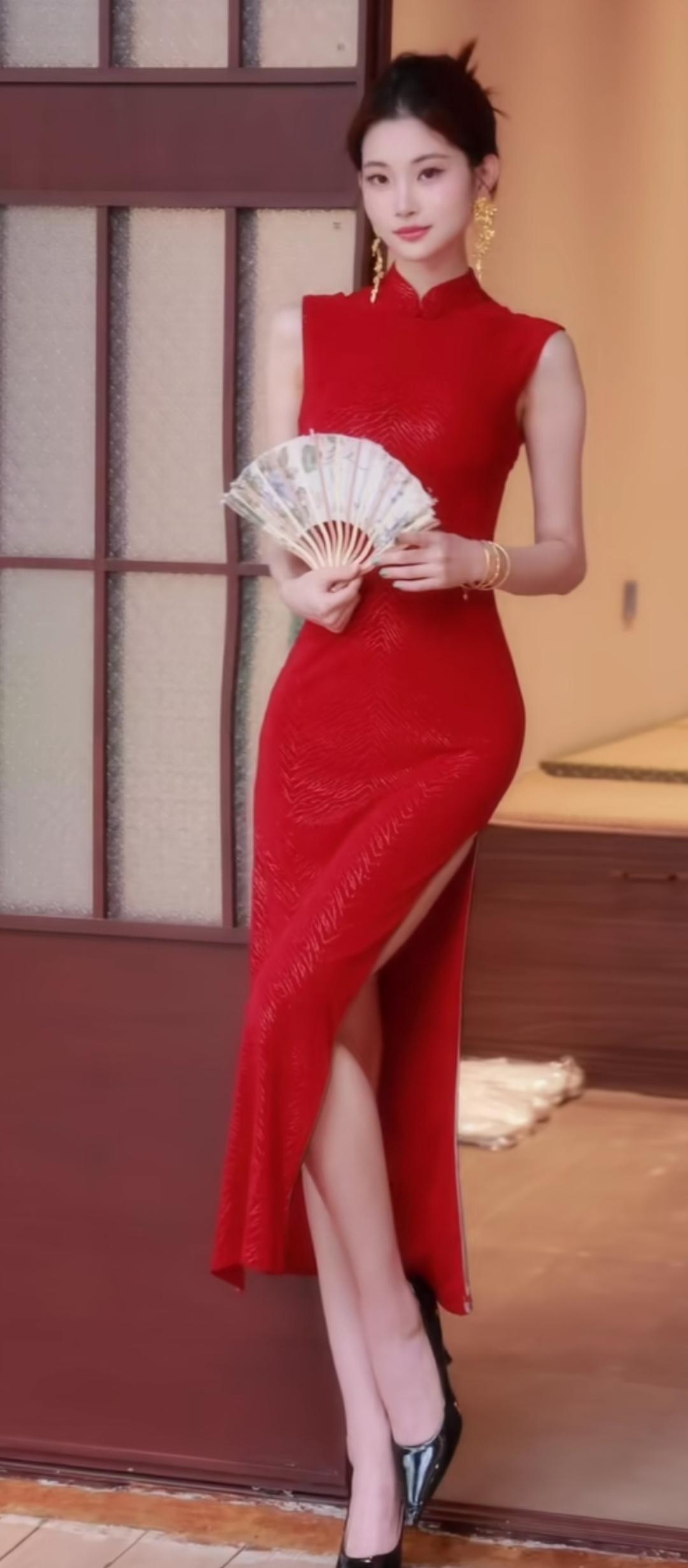 红衣美人，扇动风情，优雅动人