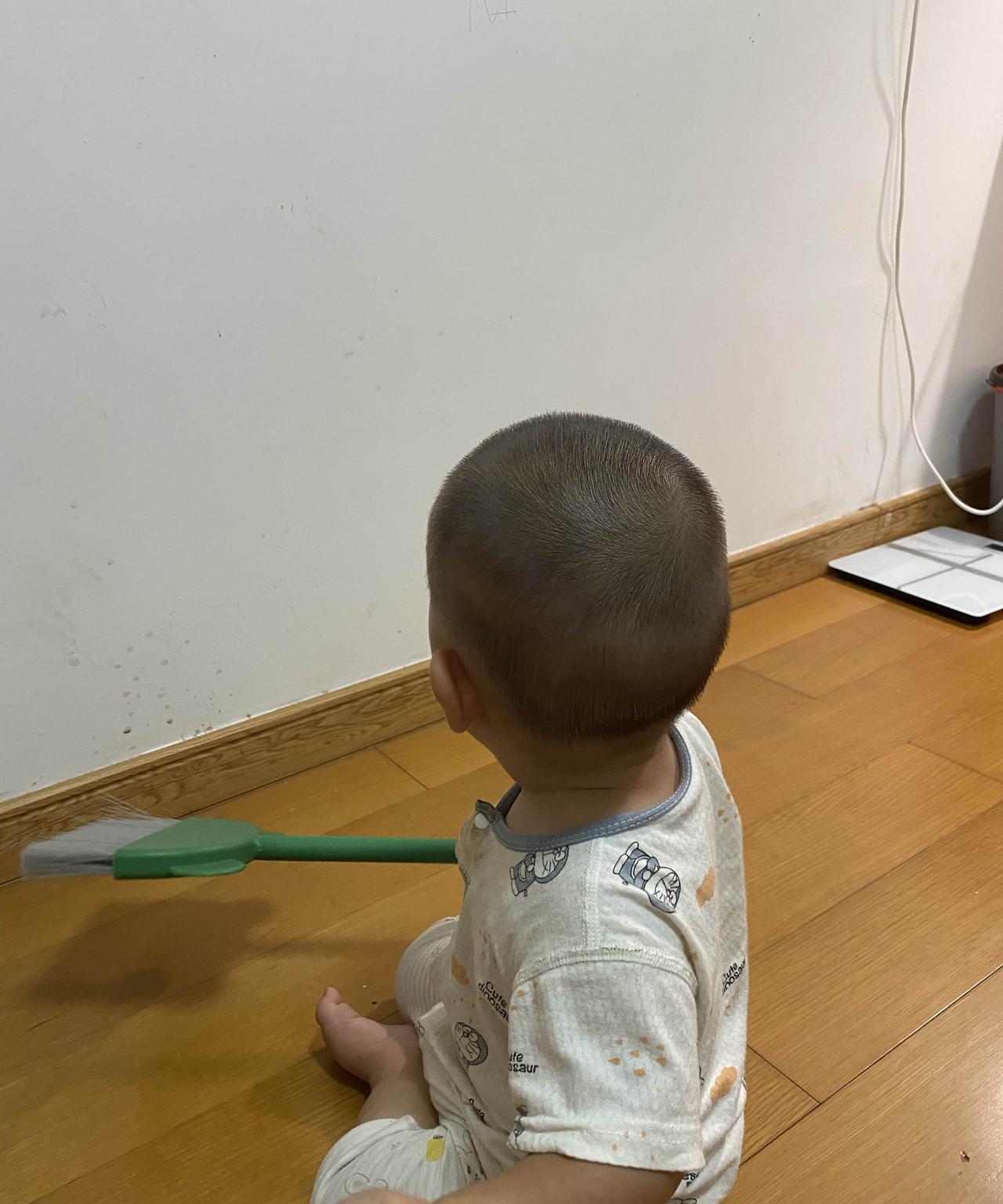 带娃以后才知道：1.一岁以后的宝宝喜欢往高处爬，但是他可以自己摸索爬上去，大人