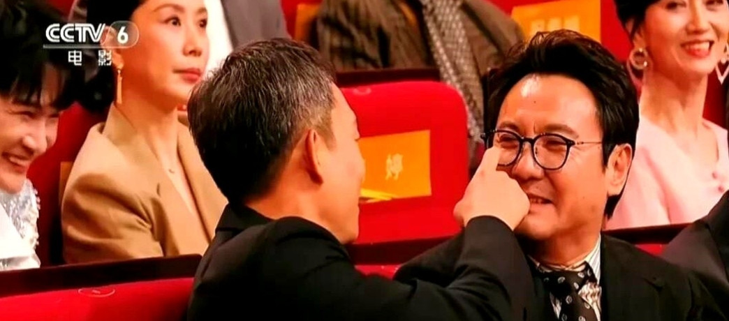 华表奖颁奖典礼，当段奕宏和蒋勤勤公布优秀男演员名字前，张译跟沈腾在玩，用手指戳他