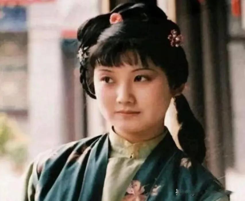 《红楼梦》里宝玉的丫鬟里，藏着个名字很有讲究的角色——茜雪。“茜雪”二字，