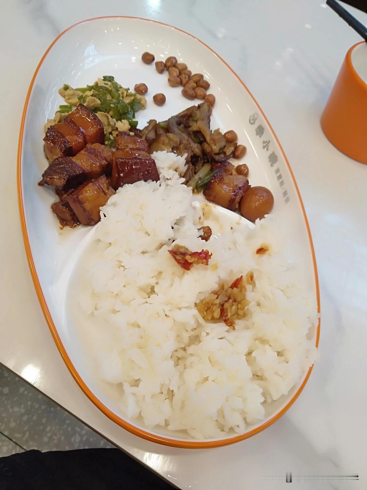 深圳独一无二的称重自选快餐，打完折(6.8折。平时的话，2.98元一两)才10.