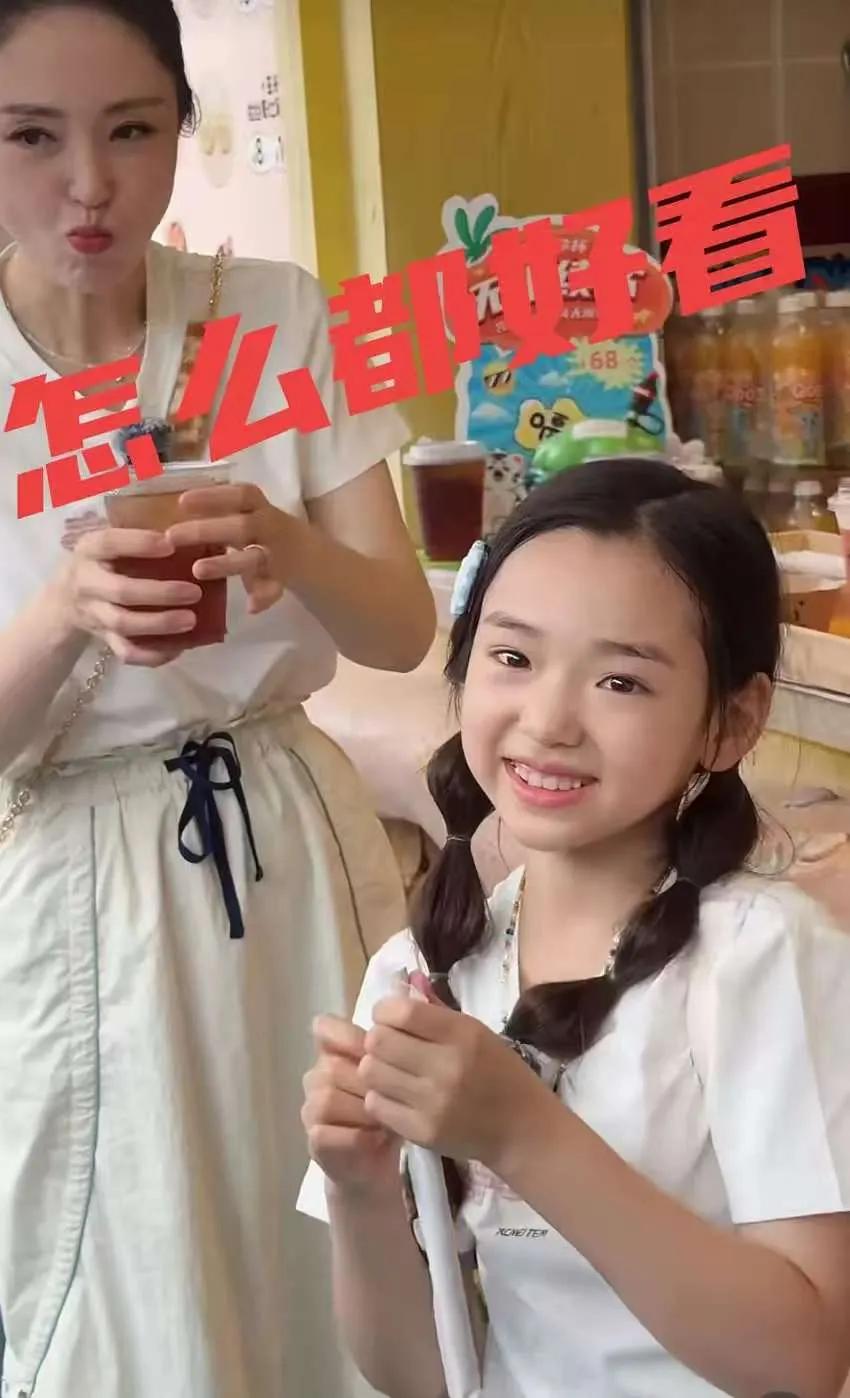 董璇的女儿，是个谜，这小孩一脸成人的世故和讨好，没有孩子的可爱纯真，没有灵魂的样