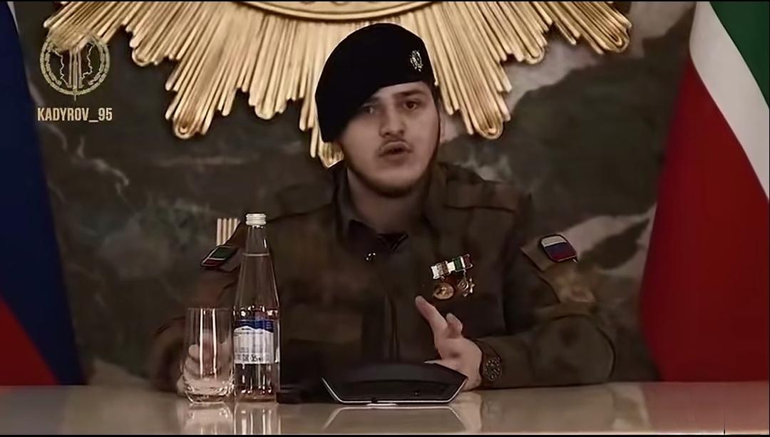 起死回生！亚当现身与车臣指挥官开会！昨天还疯传亚当严重车祸被送往莫斯科重症治疗，