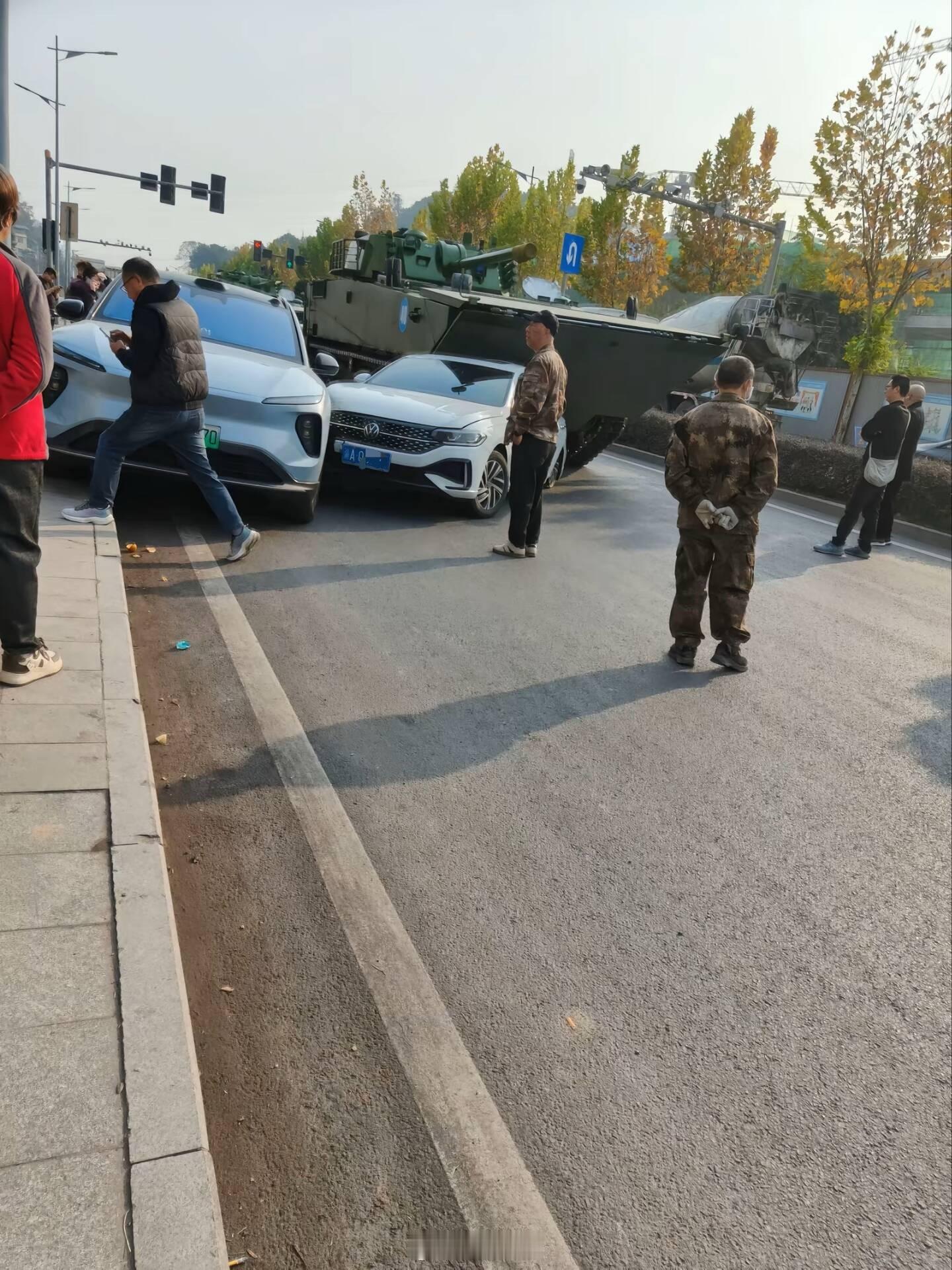 保险公司：“对方是什么车？”“坦克。”“坦克300？”“坦克没有300。”