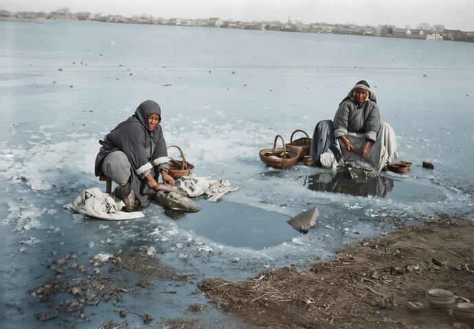 开封龙亭，黄河早已冻成一块巨大的冰镜。照片里的两位老妇人，裹着打满补丁的厚棉袄