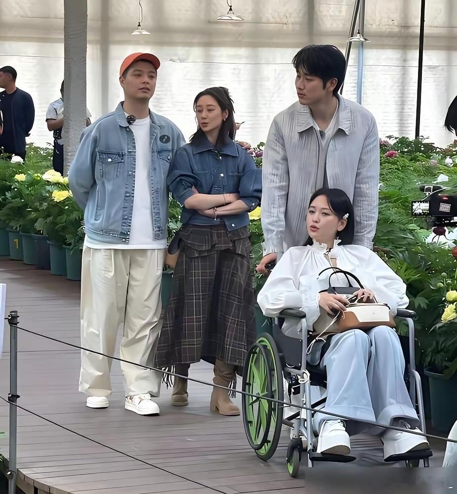 看到金莎行动不便，马頔全程没有主动上前，只悄悄一个眼神示意妻子李纯上前帮忙。这份