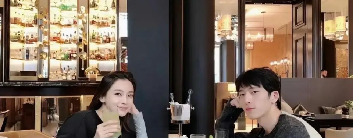 那年黄晓明和杨颖的世纪婚礼上，有个细节很多人可能没太在意伴郎井柏然亲自把婚戒递了过去，后来还在颁奖典