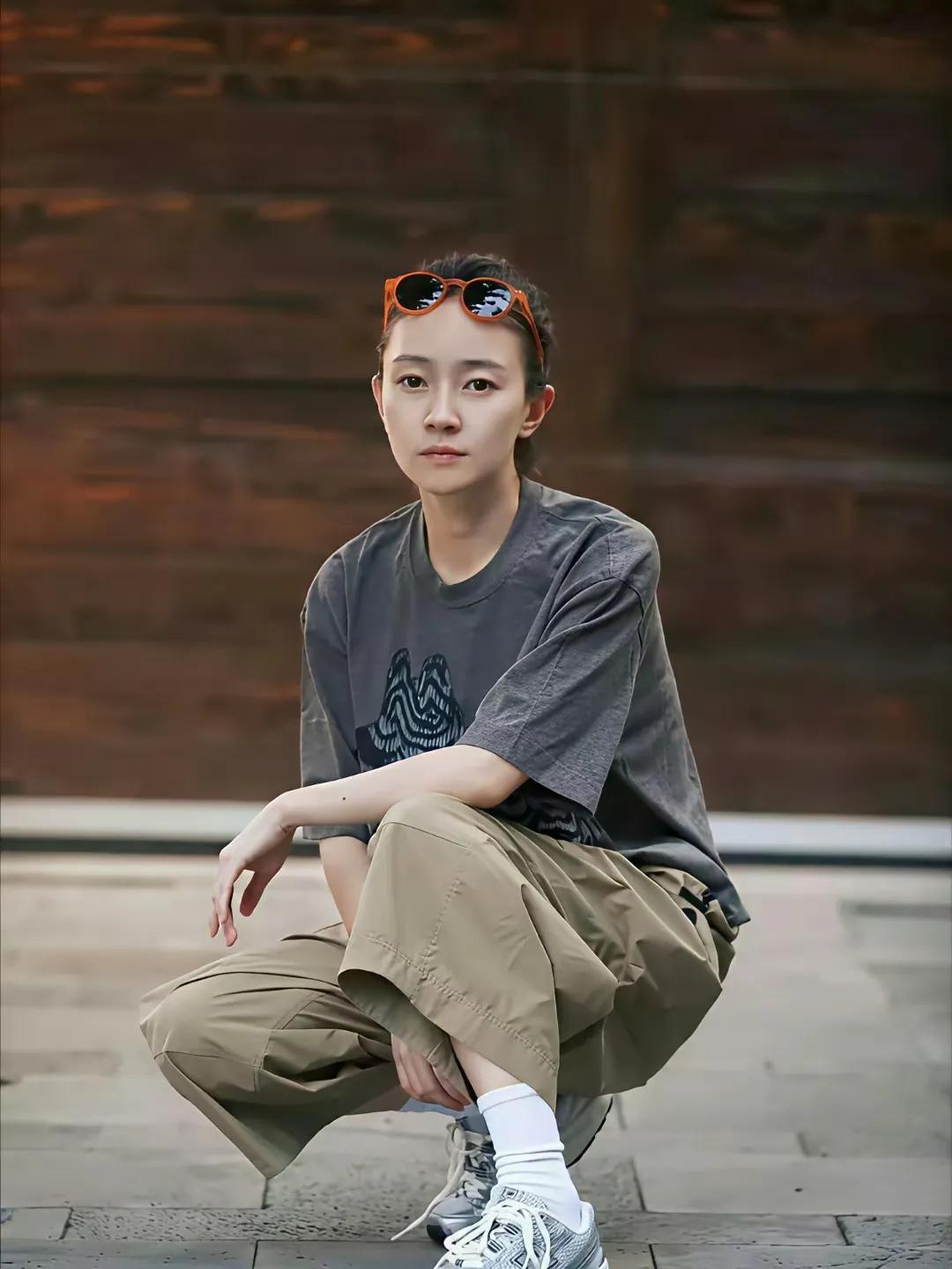 焦俊艳这一身，是“随便穿穿却很帅”的标准答案！旧灰T+卡其阔腿裤，连鞋子都