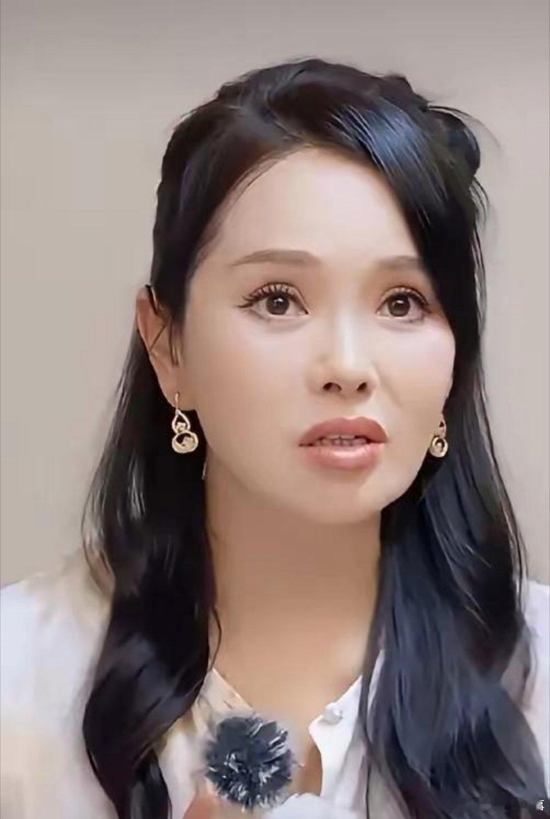 伊能静说：“我嫁给秦昊时45岁了，还带着孩子，他才35岁。我到我婆婆家第