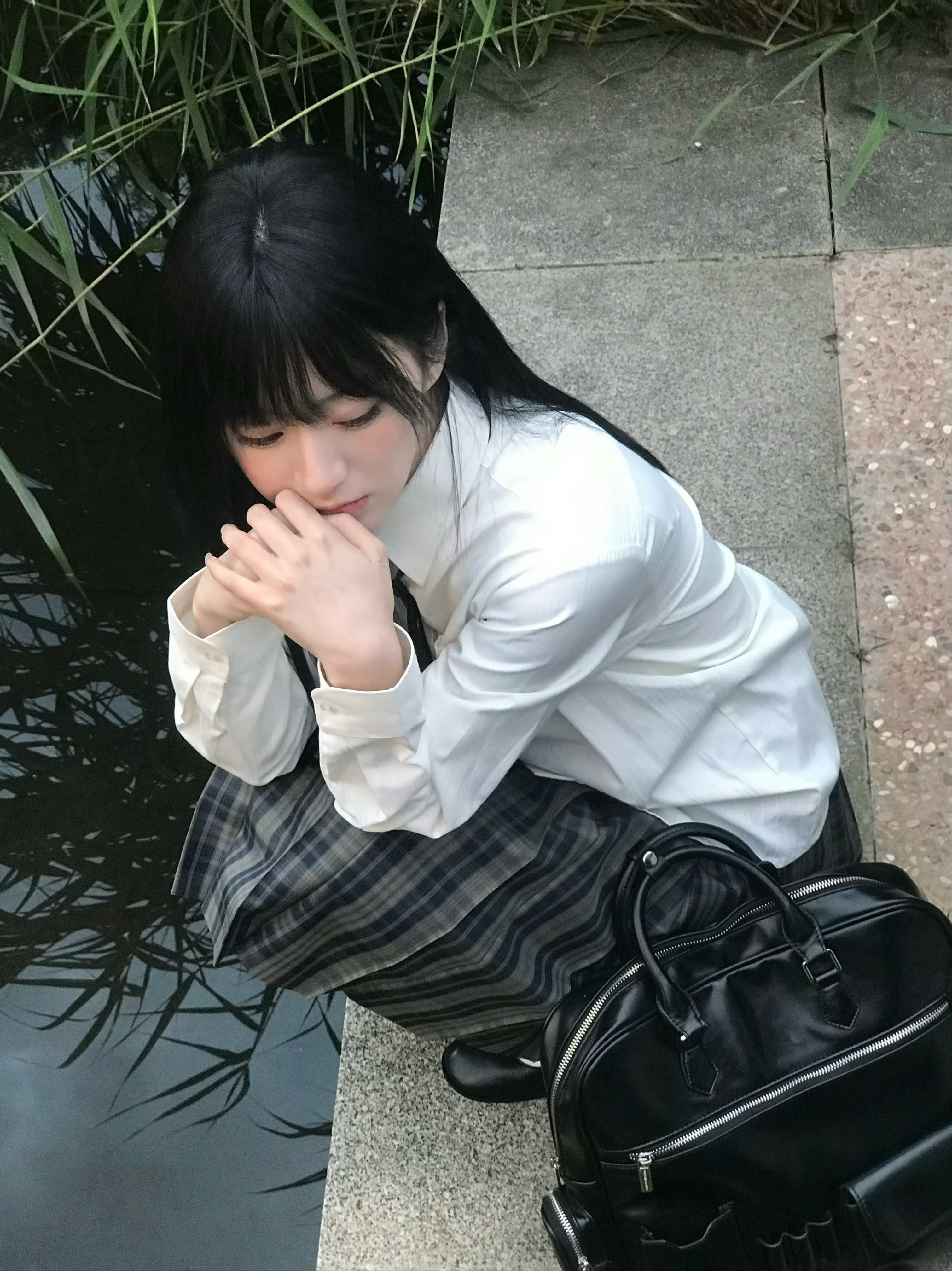 包上恩jk制服林间JK写真氛围感满分，包上恩一身白衬衫格裙，青涩校园感扑面而来