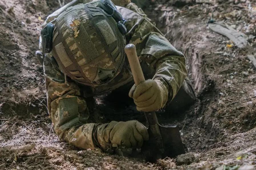 乌克兰社交媒体和“电报”频道上，关于前线局势令人担忧的报道日益增多。一名叫T·奇