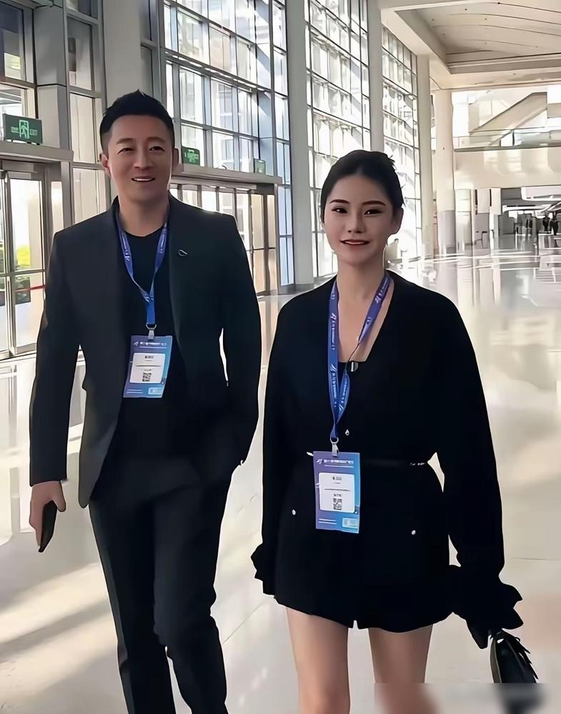 真正厉害的女人，当后妈从来不瞎逞强。直播间里被网友追问大S的孩子，马筱梅直接拒答，把问题甩给亲爹，将