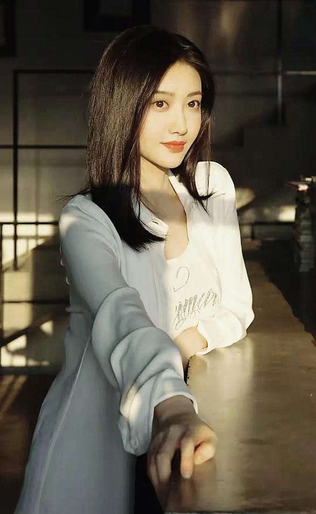 景甜氛围感写真释出，白衬衫造型藏着多少温柔故事