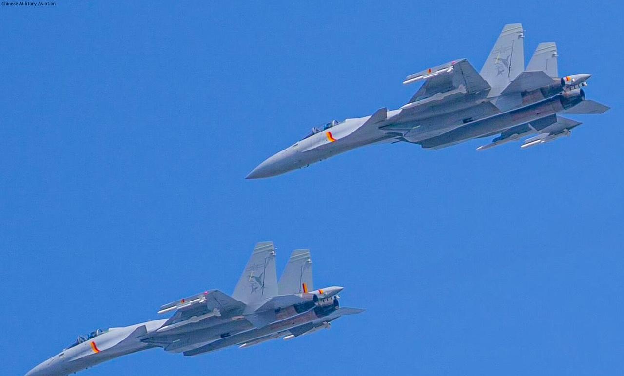 仔细看这两架J-15T战斗机的翼下，它俩都携带了PL-10和PL-15空空导弹，