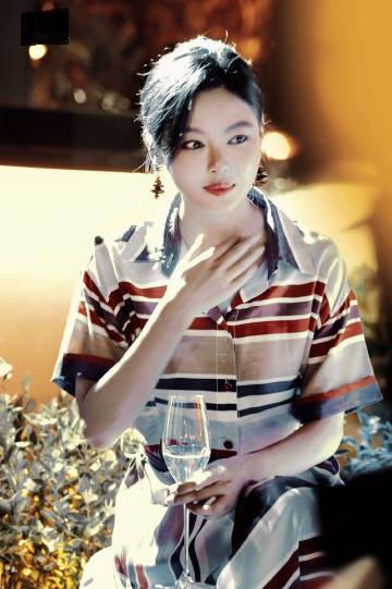 今天辛芷蕾和张子枫一起出席时尚活动，两位坐在一起真的是很有姐妹范儿。辛芷蕾穿