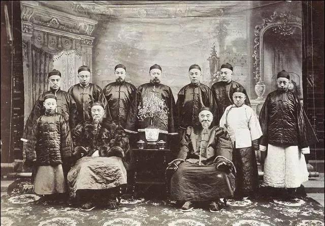 左宗棠有一个很疼爱的孙子，因交友不慎而吸食了大烟。听闻这个消息后，左宗棠毫不留情