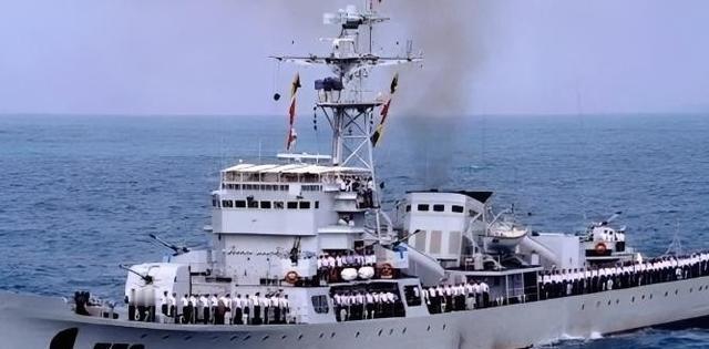 1997年香港回归前夜，英军30艘军舰兵犯南海，一艘英军护卫舰忽然掉头，朝我国宜