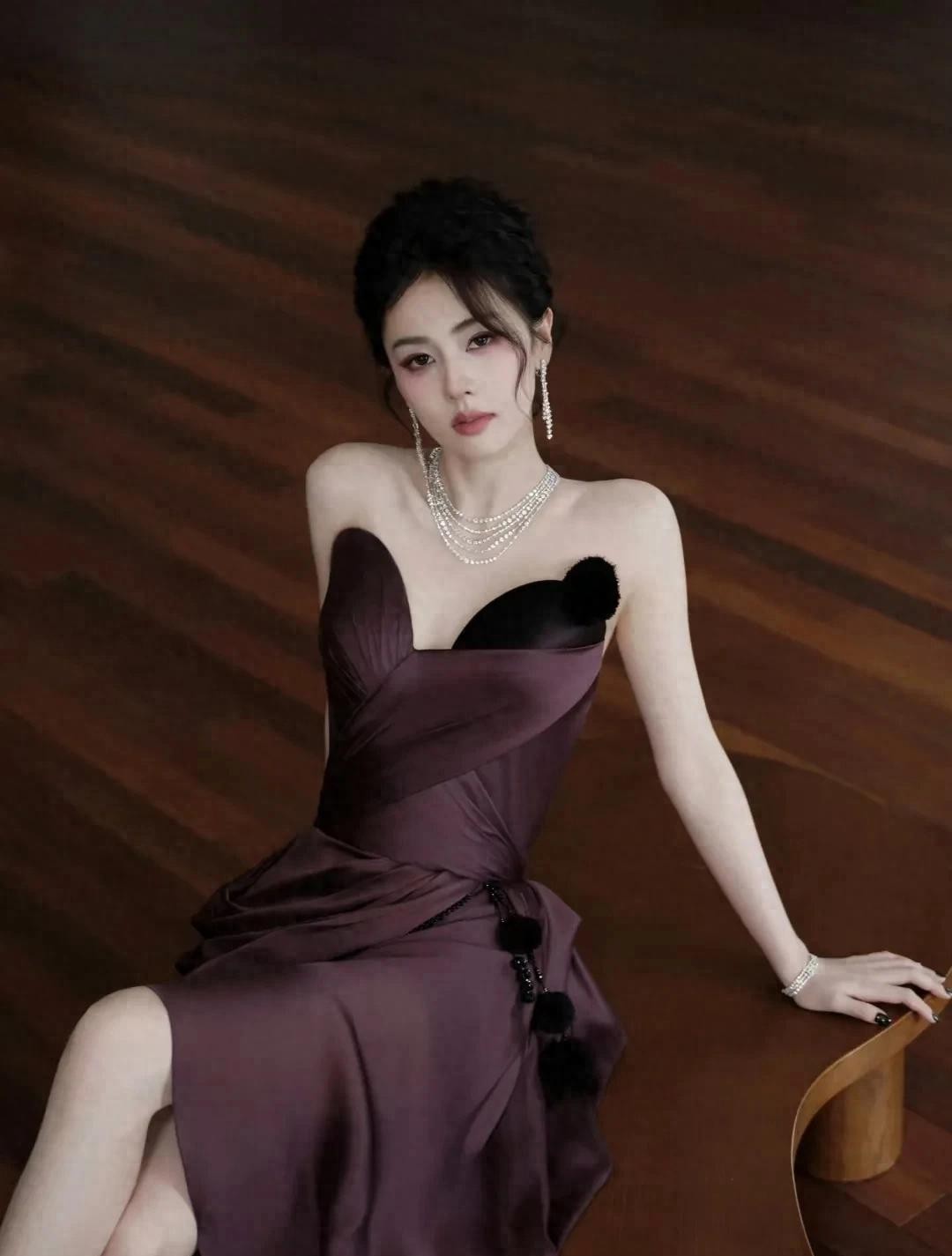 白鹿抹胸礼服写真，韵味十足，真是从头美到脚