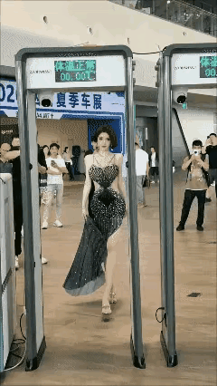 太亮眼了！美女安检成焦点某地铁安检门口，一位美女模特，肤白貌美大长腿。只见她