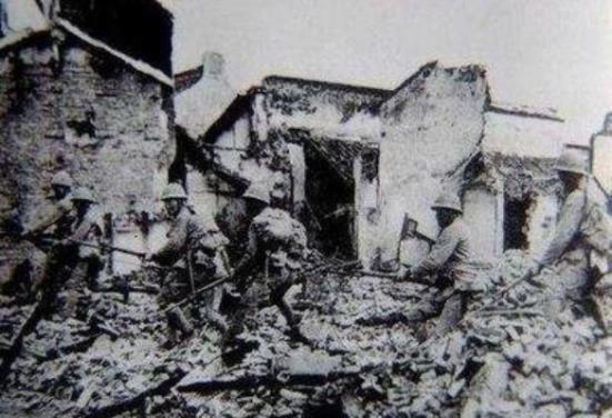 日本在1945年投降后，几个日本兵躲进一个村庄。村民见他们可怜便收留下来，谁知请