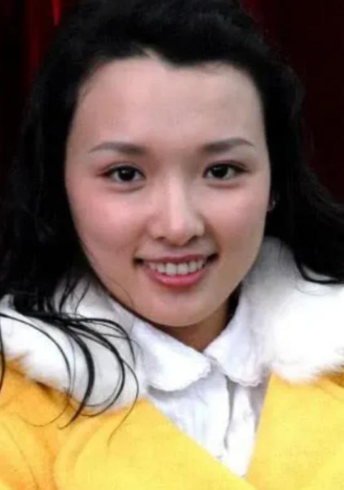 有一次，赵本山出席一场商演，看到旁边的礼仪小姐很漂亮，就搭讪说：“妹子，你长得这