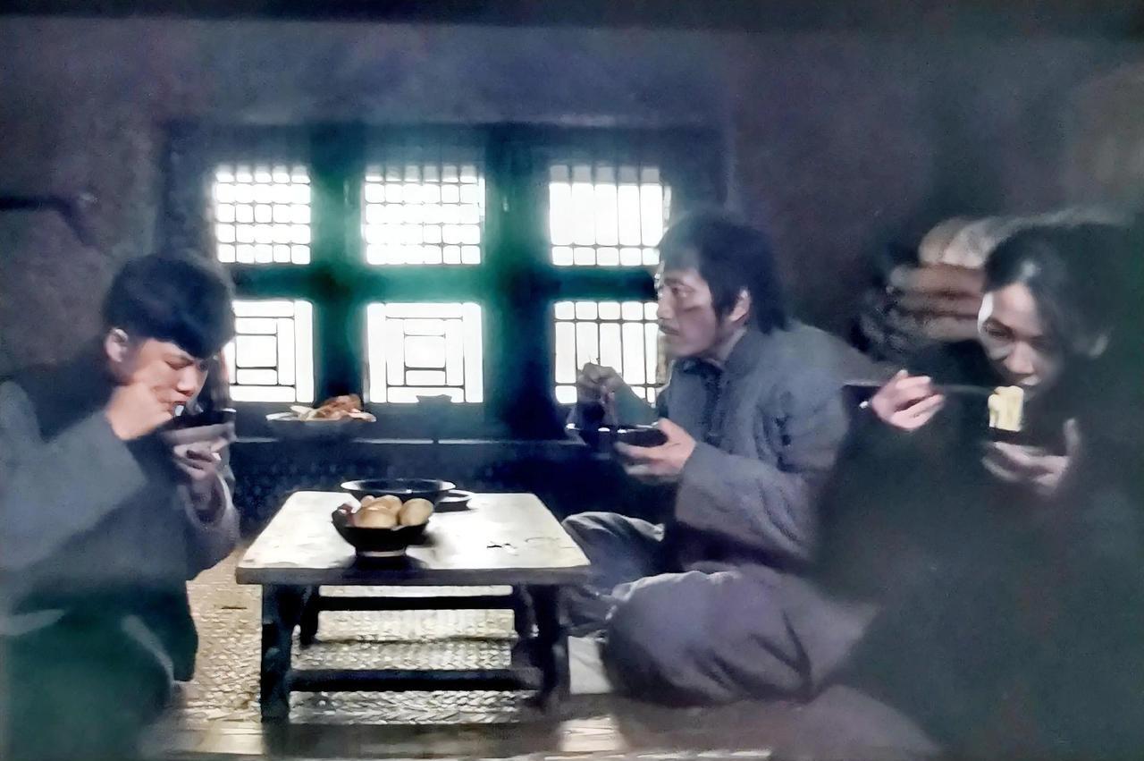 电视剧《归队》看到胡军扮演的鲁长山也就是老山东，回到家门口，敲门的时候喊姐。刚