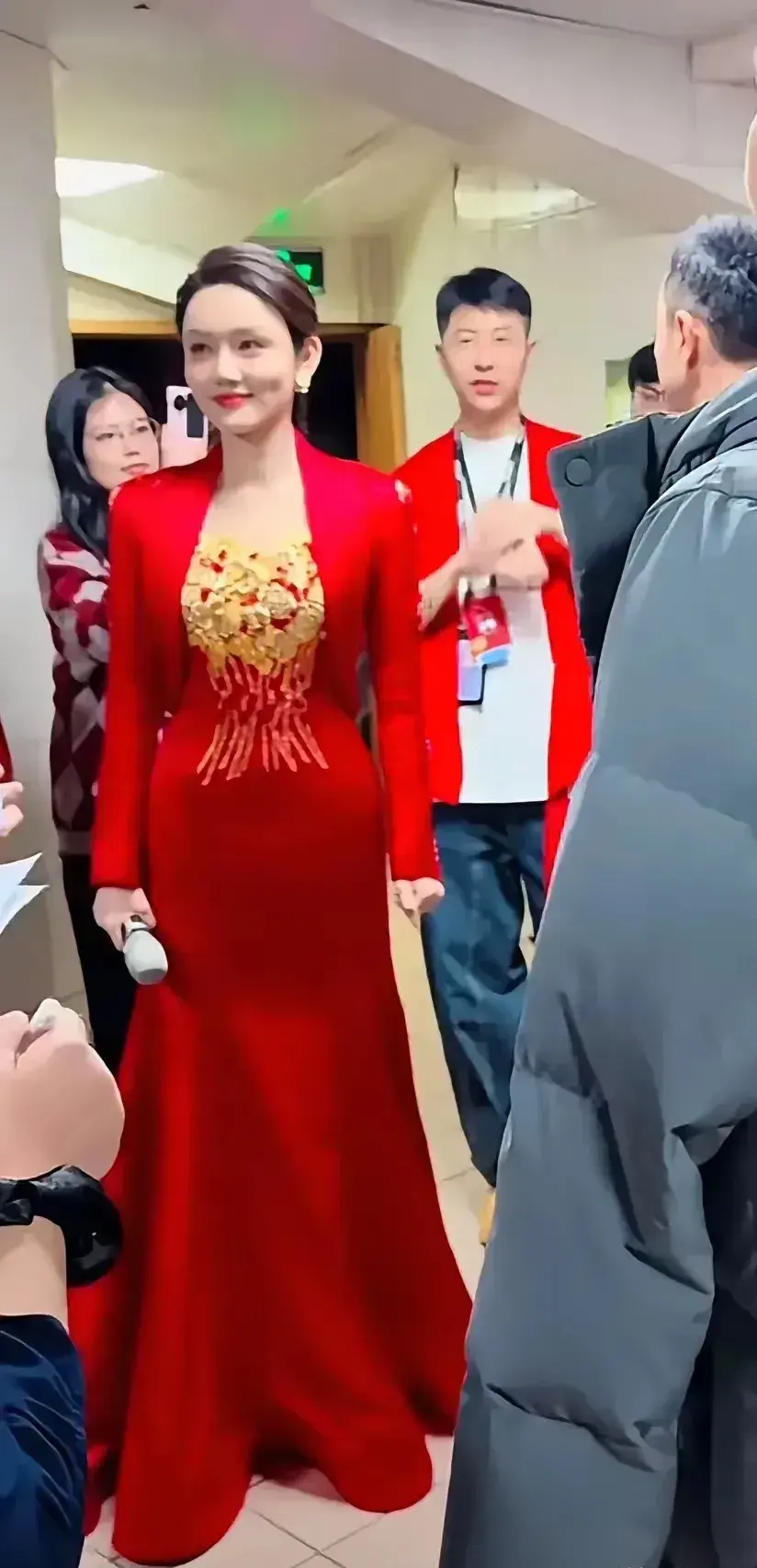 这位拿着个话筒的主持人是谁？