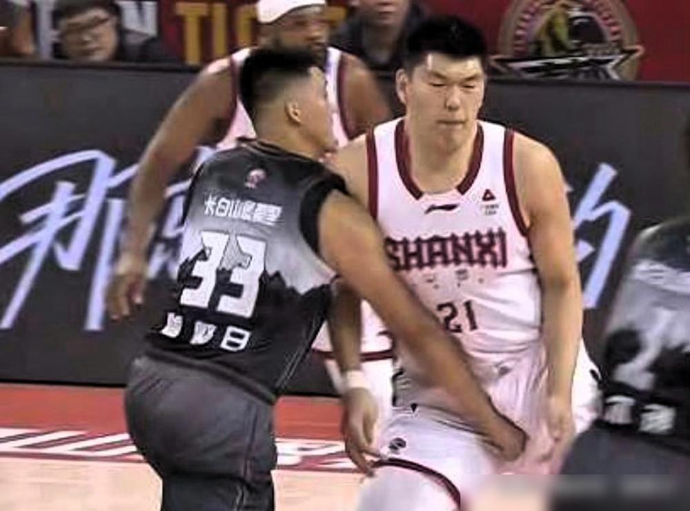 曾繁日一拳砸向刘传兴小腹，裁判直接把他轰出场。这动作他6年前就干过，这次代价是1