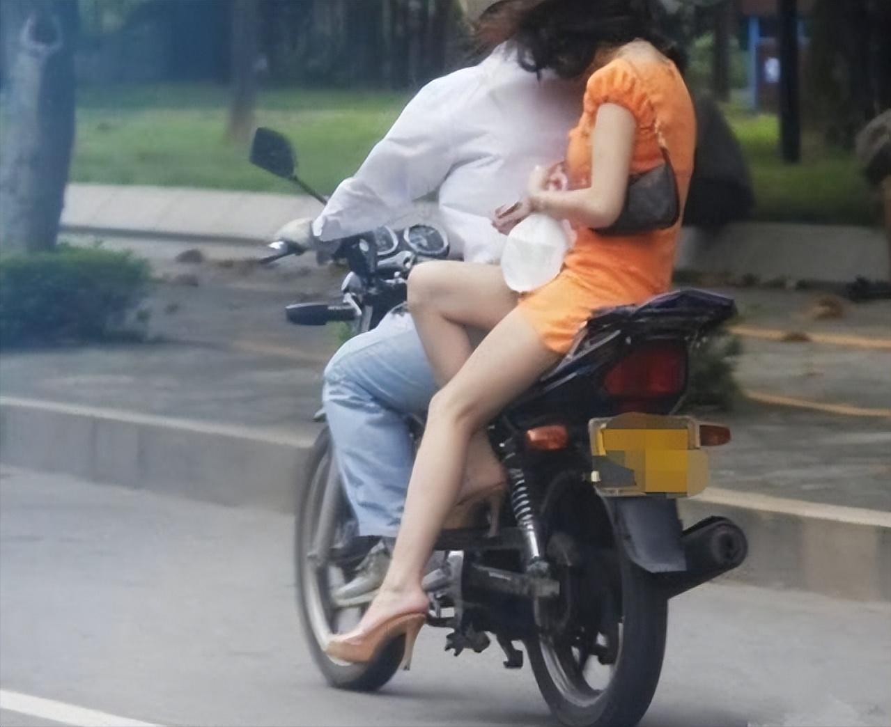 1989年，黑龙江一女子没穿内裤坐摩托车，裙子被吹起来，被同村青年看到后调侃了一