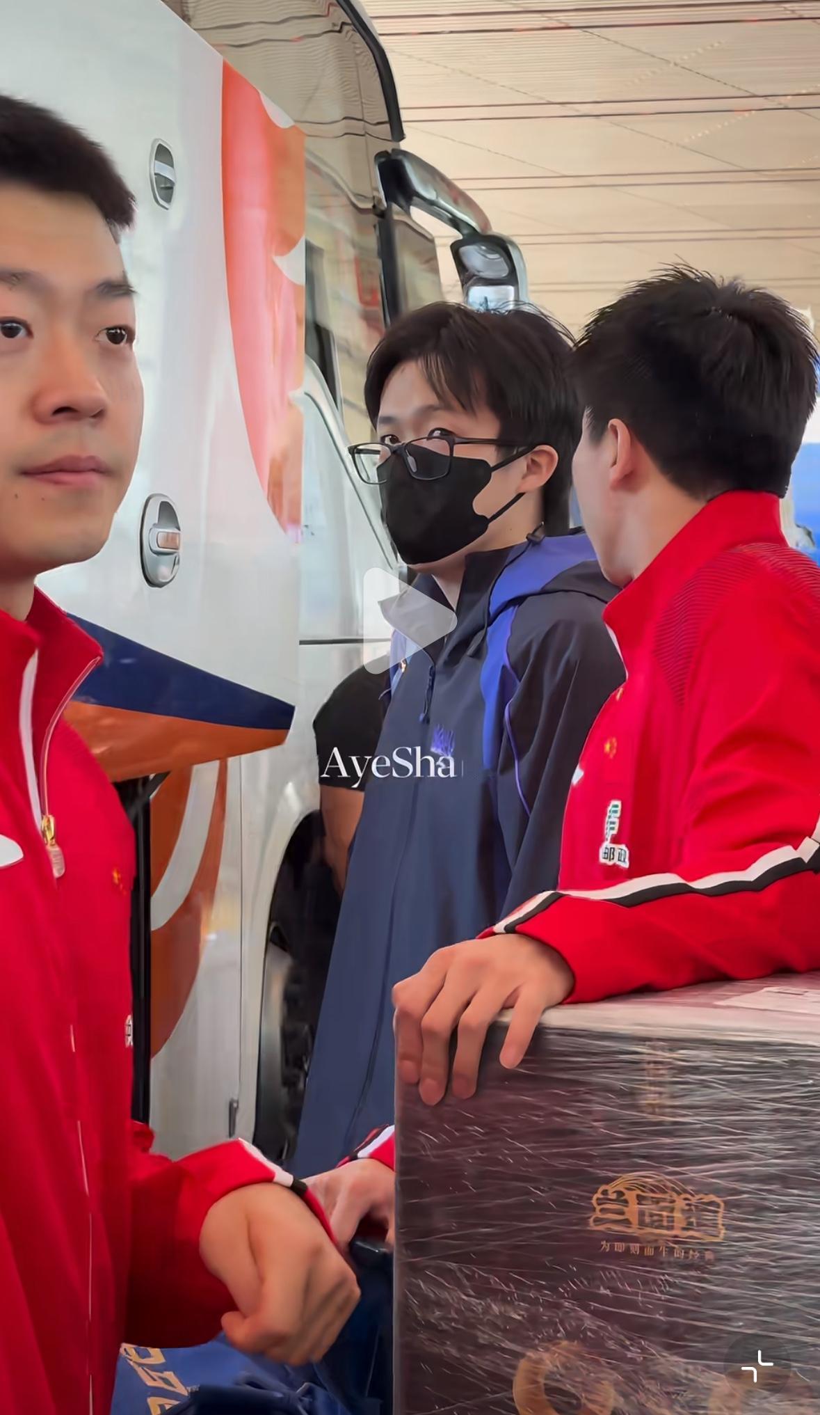 国乒出征伦敦世乒赛，徐瑛彬抱着一大箱子兰州拉面引人注意！4月27日，国乒队员出