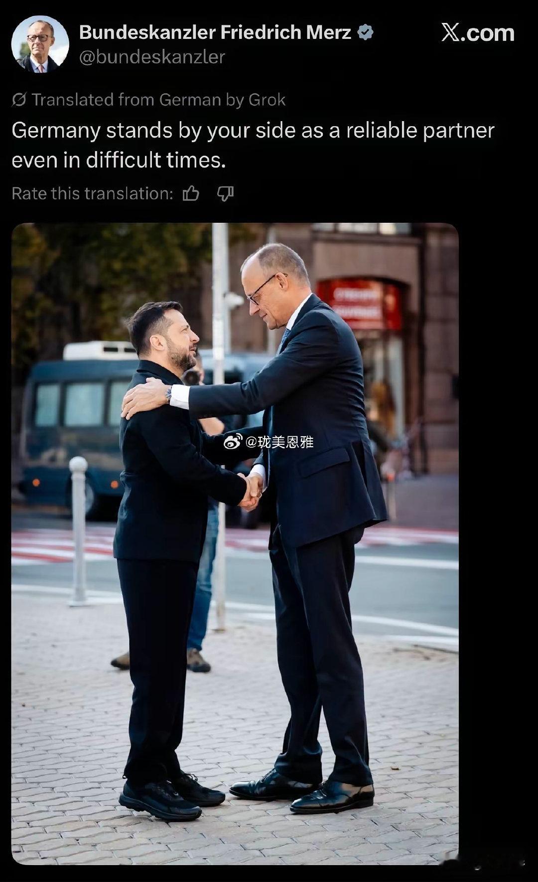 德国总理默茨发布了一张照片照片中，泽连斯基踮着脚尖站在他旁边​