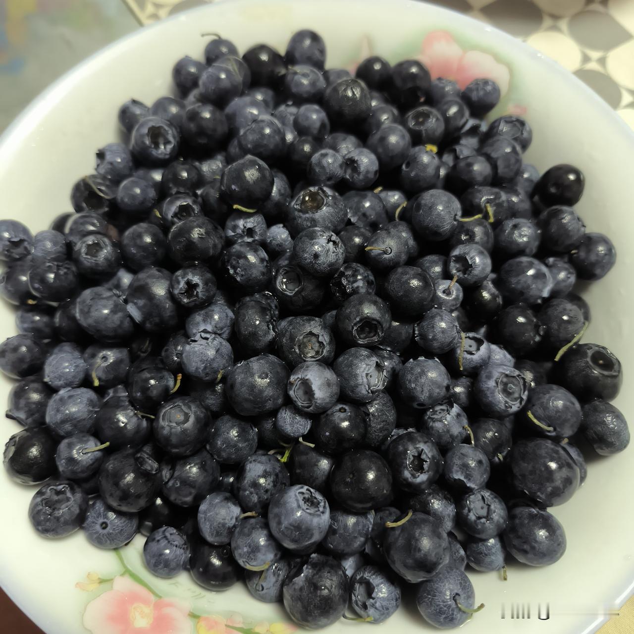 咱骨子里是个勤俭节约的人最近蓝莓的价格便宜了，昨天我在马路边遇到了好几个卖蓝