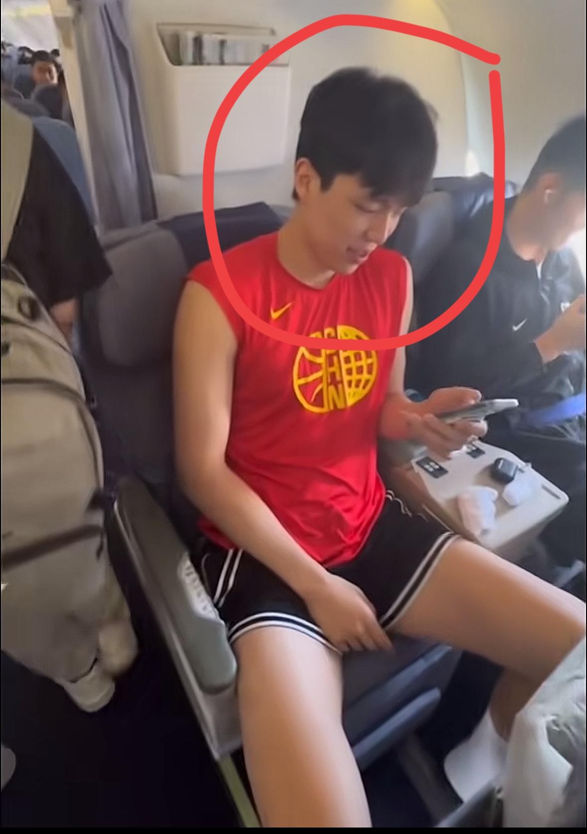 杨瀚森坐飞机是头等舱还是经济舱