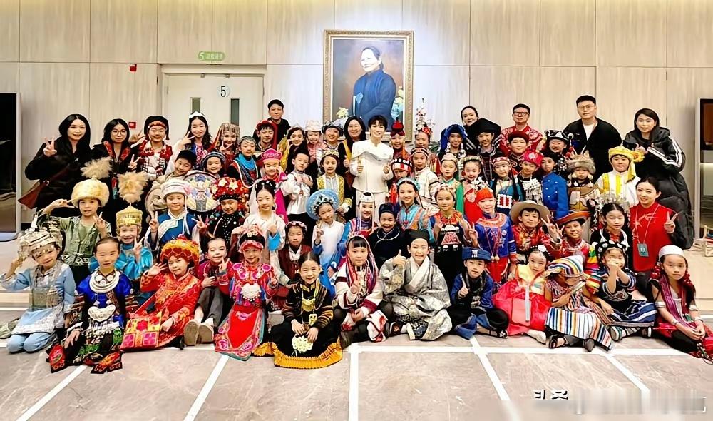 5600块钱，撕开了娱乐圈多少“人精”的遮羞布？春晚刚散场，周深扭头就折了回去。