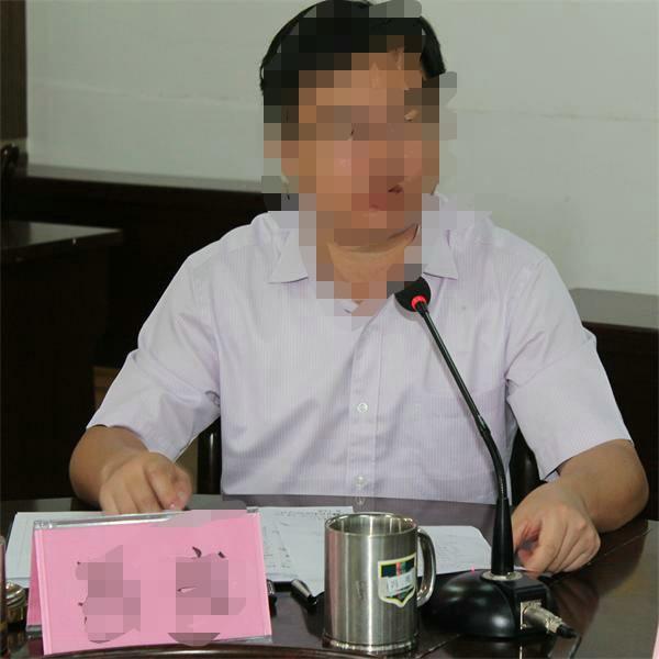 心高气傲的章局长蔫了……章局长是前年届中调整，从乡镇党委书记调到县科技局任局长