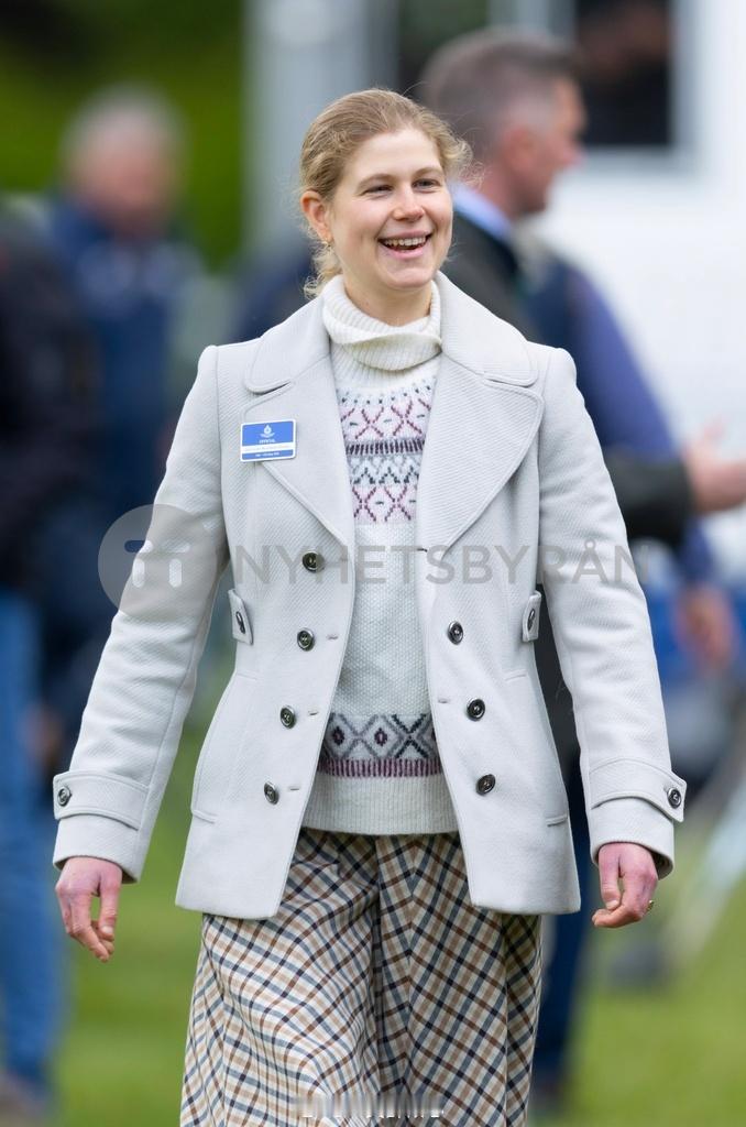 英国王室今天爱丁堡公爵夫人苏菲和她的女儿LadyLouiseWindso