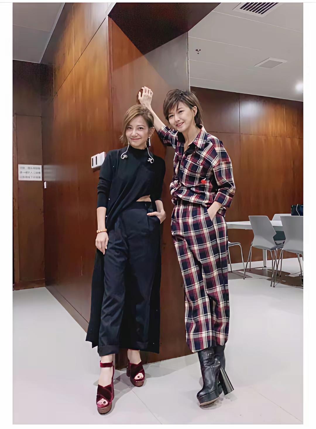 歌坛两大天后孙燕姿和梁静茹合影两位都是宝妈了，但风采不减当年一位英姿飒爽，一