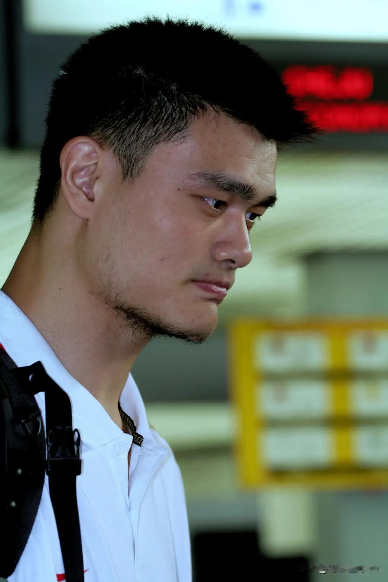 如果把中国篮球比作一支正在攀登的登山队，那么姚明既不是唯一的那根登山杖，却是在最