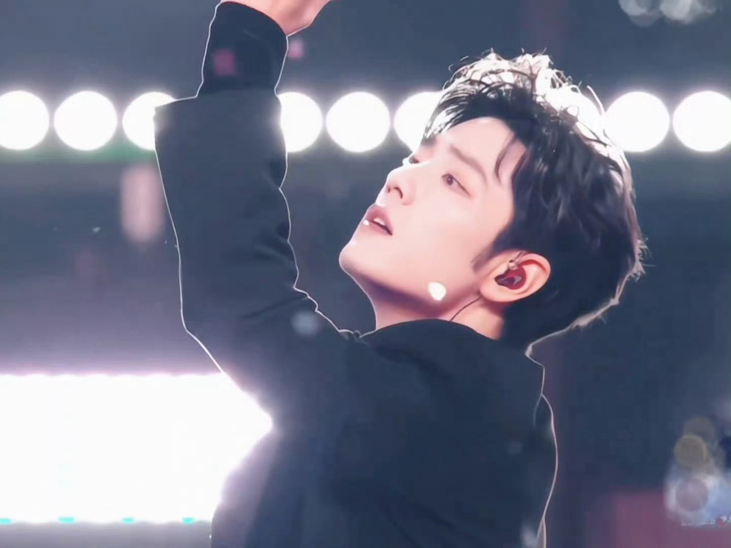 肖战古驰专属定制西服他身着剪裁利落的定制西装，线条干净、质感高级，仿佛把整个舞台