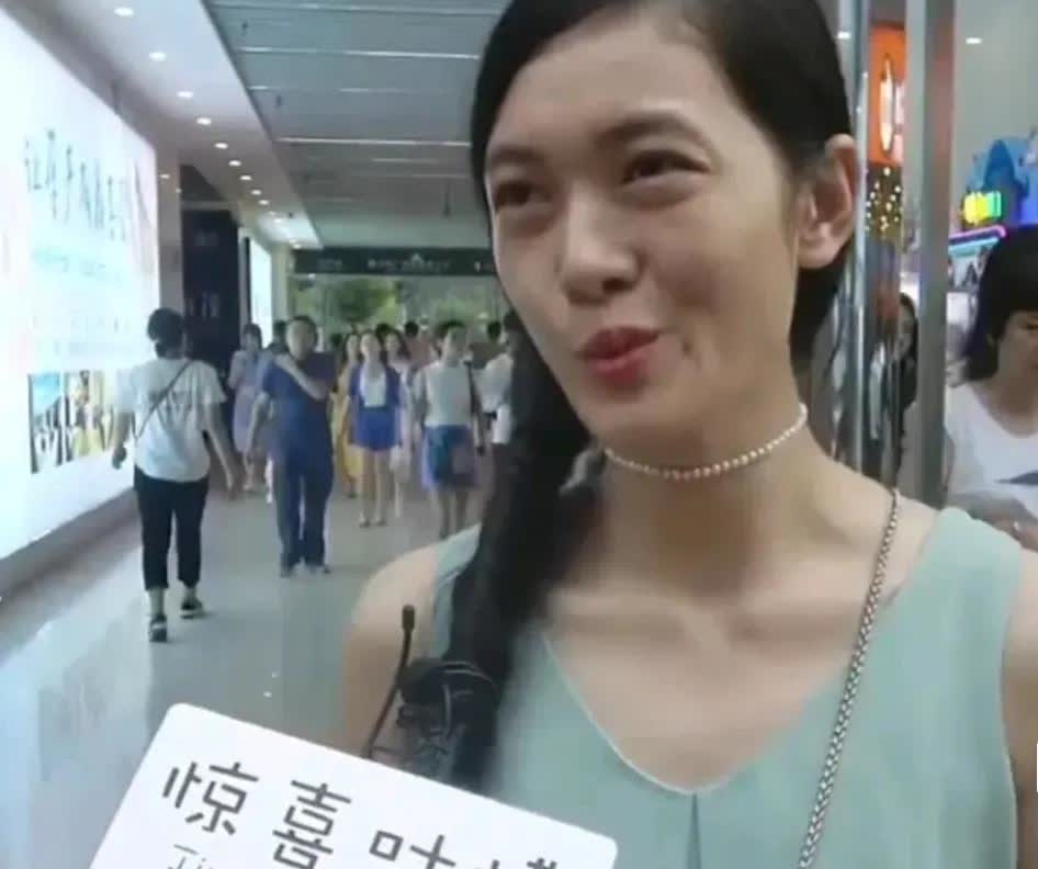 哈哈哈给我看笑了，真的是既要又要的典范！“月薪1万的男生，你会嫁吗？”记者问