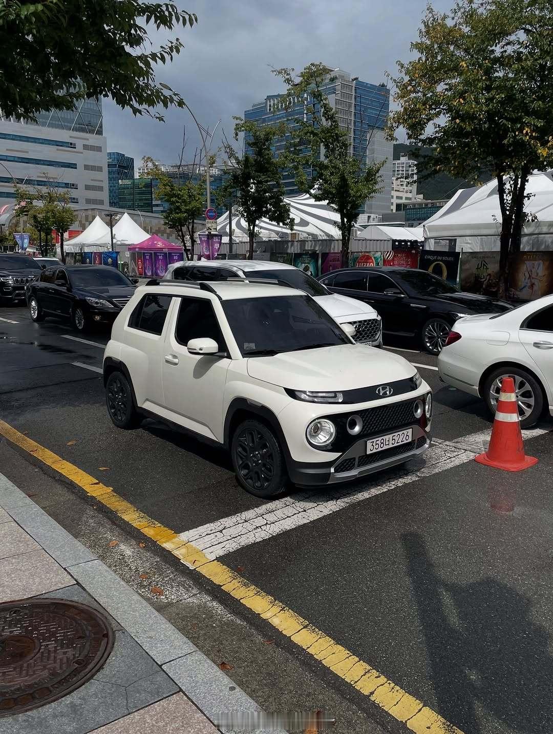 韩国街拍📷📷📷🇰🇷街头的韩国车这些车设计的怎么样？跟咱们的新势力们比[