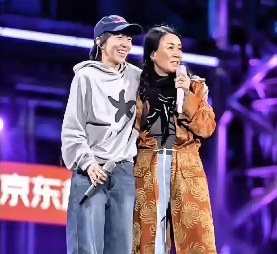 窦靖童在节目里见到那英，开口叫了声“那英老师”。那英立刻扭头：“啥？你喊我啥？”窦靖童抿嘴笑了，乖乖
