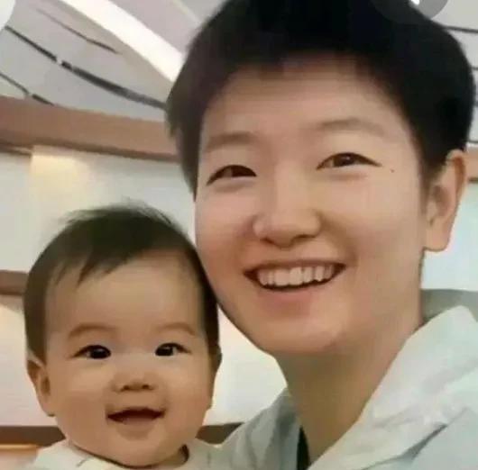 这是谁家的小孩啊，莎莎和大头哥这满脸的幸福，都写在了脸上。这小孩好象也懂得