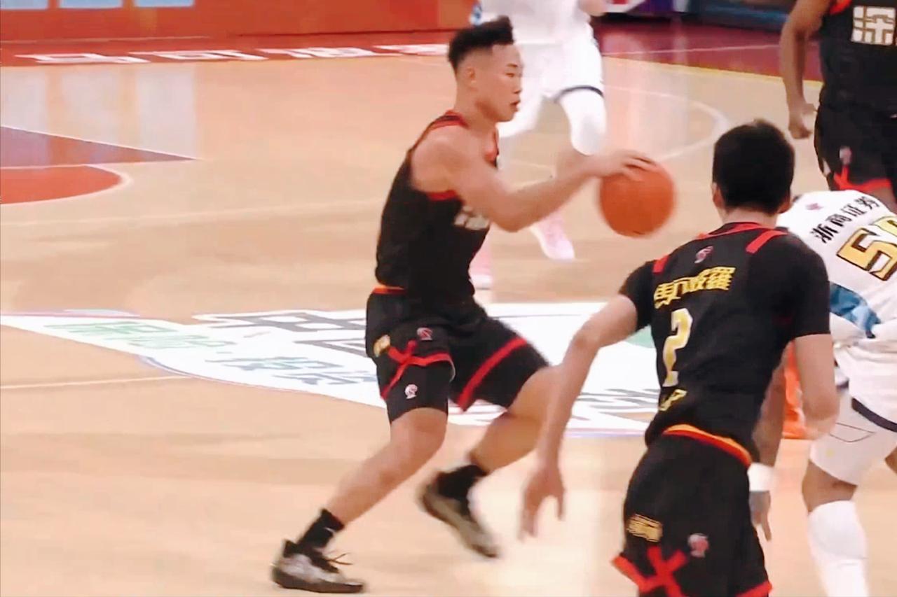 贺希宁打出两双！10次助攻盘活全队，深圳8连胜跻身前四。第二节还剩6分1