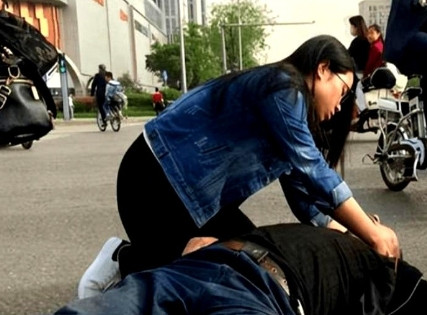 西安一女孩抢救路边晕倒老人，可惜老人还是抢救无效离世。不料4天后，女孩发现家