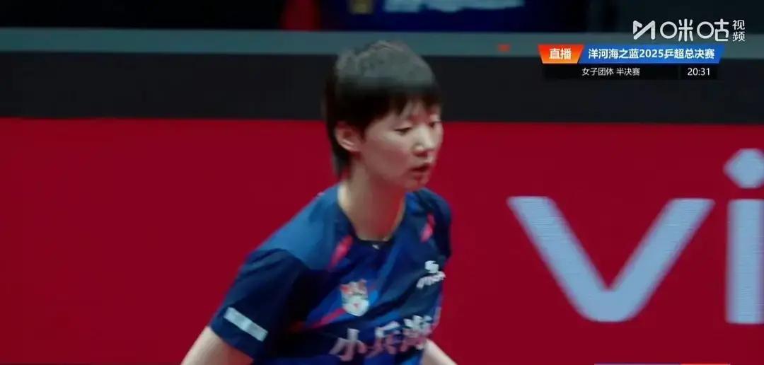 她打丢一球后，对手反而慌了。因为下一分，王曼昱的反手拧拉会撕开更大角度。乒
