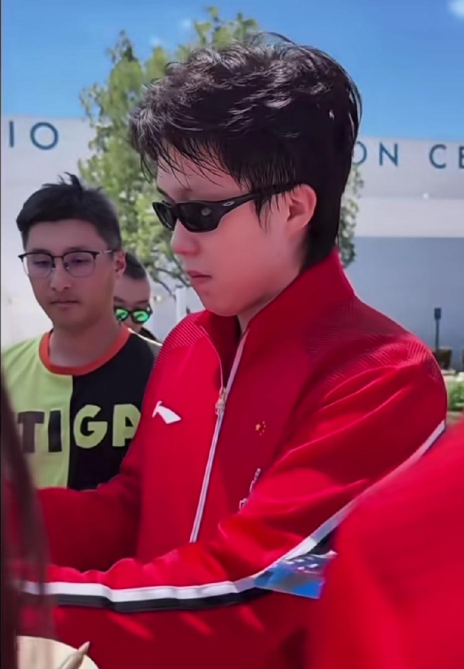 羡慕了，羡慕了是谁拿到了楚钦的亲签这火红的队服一穿墨镜一戴，小发型卷卷火