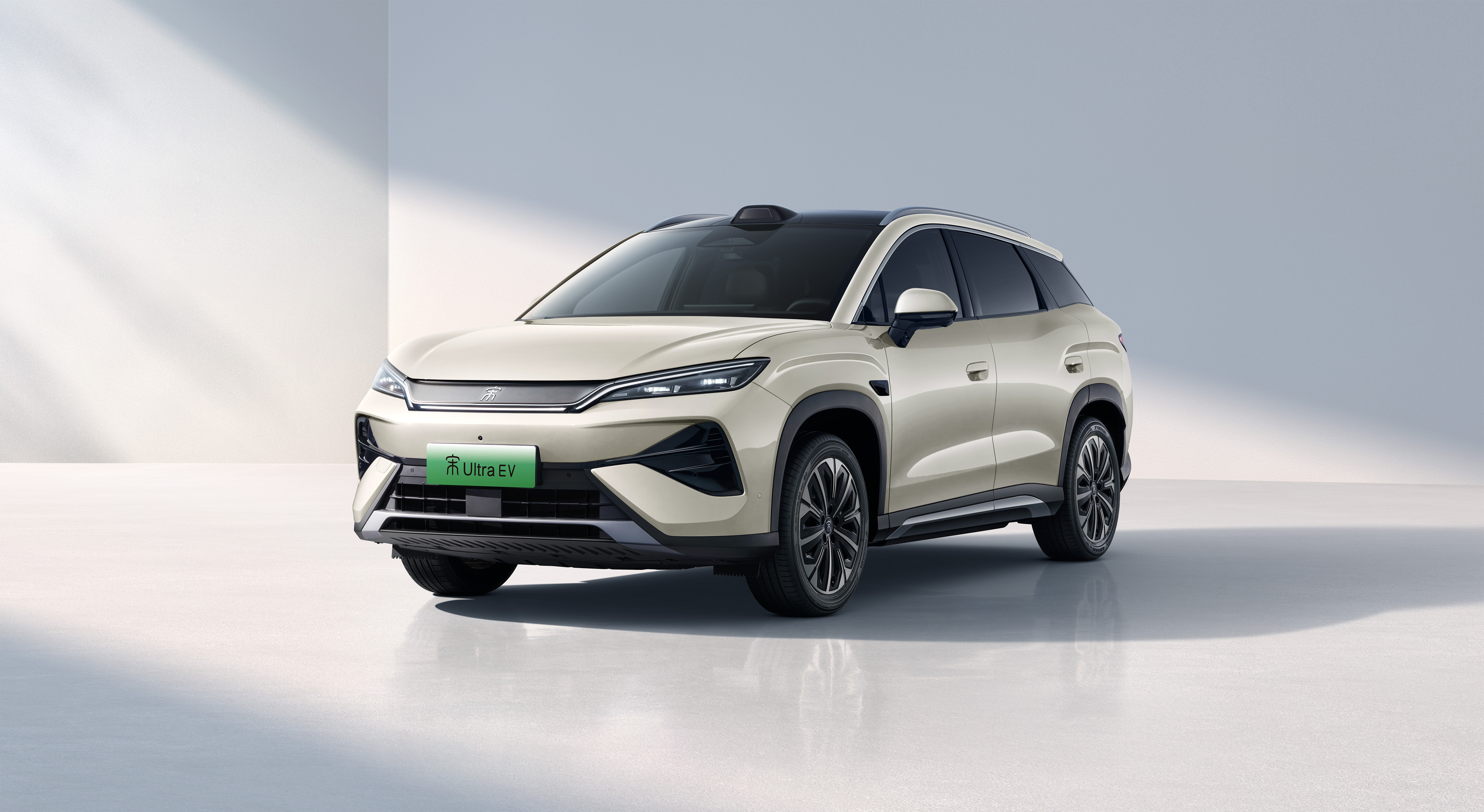 宋UltraEV最近上市，周末正好路过门店，进去看了下实车。之前网上老说二代刀