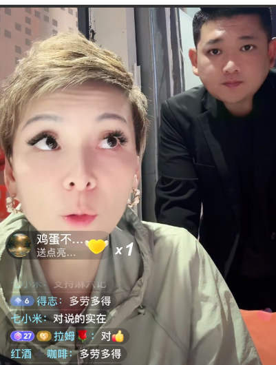洋洋太拼了这都九点了还在直播，并且询问粉丝们的意见：一会儿我们要团建过端午节，