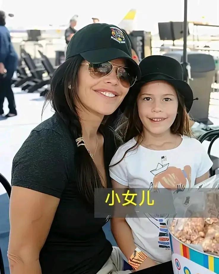 桑切斯三个孩子，只有老二长得才像她，其他两个孩子长得都像父亲。不过她这三个孩子中
